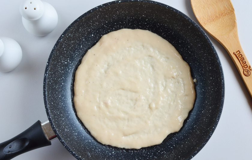 1. Этап. Закусочный торт для мужчин: Разогрейте сковороду, смажьте ее хорошо растительным маслом (я это делаю силиконовой кисточкой). Выложите 5 ст.л. теста, тыльной стороной ложки растяните его. Диаметр моей сковороды по дну 18 см. При таком расчете получается 7 толстеньких блинов. Не делайте их тонкими, будет сложно жарить.