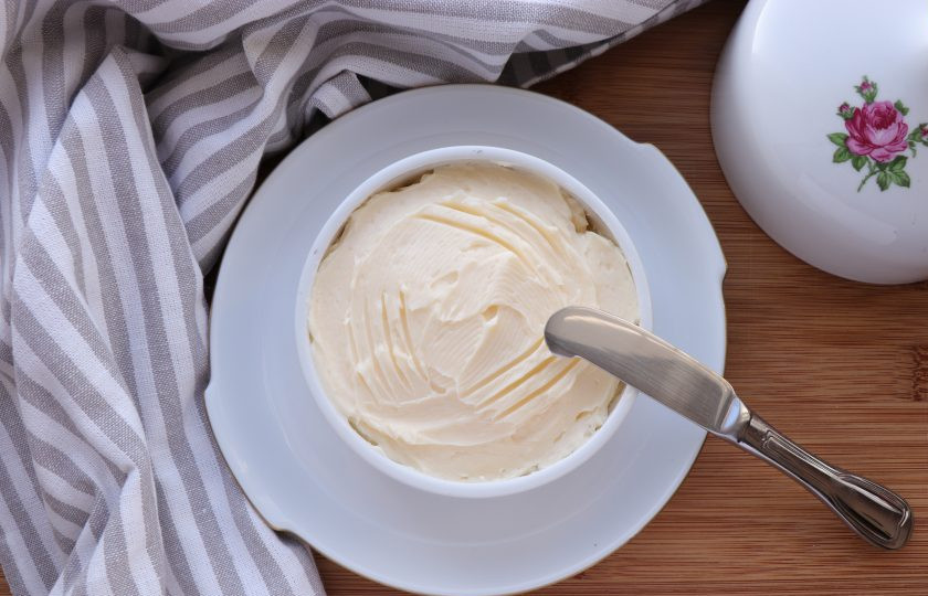 1. Этап. Домашнее масло из сметаны: Готовое масло переложите в масленку и храните в холодильнике не более трех дней. Приятного аппетита!