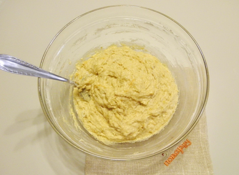 1. Этап. Кекс из варенья: Перемешайте тесто до однородного состояния.