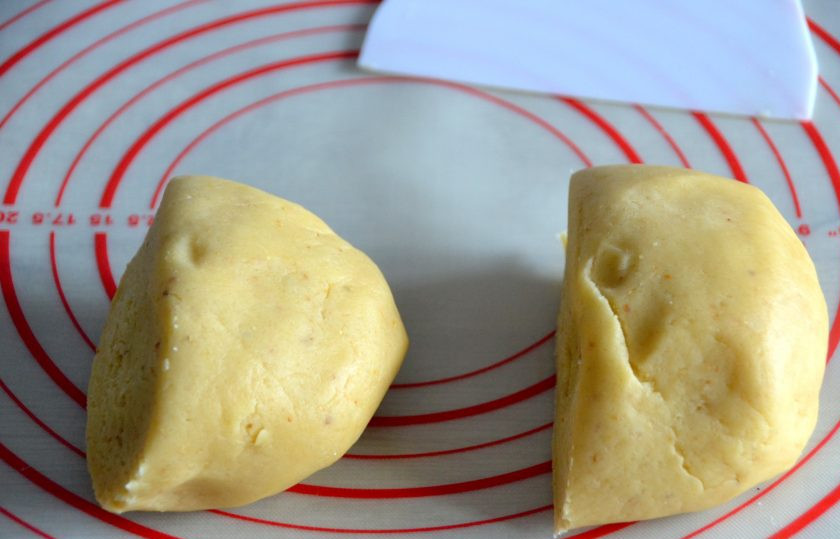 1. Этап. Саксонское печенье: Разделите тесто на 2 равные части.