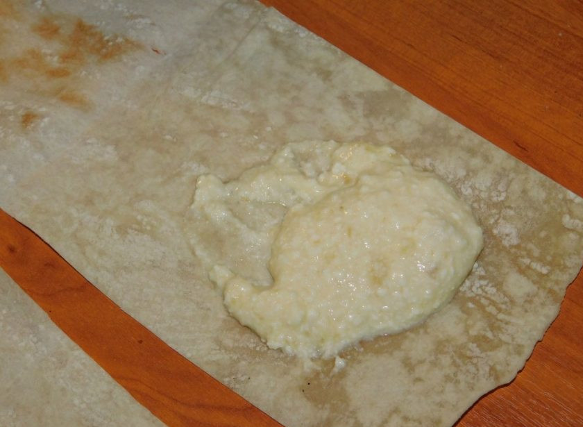 1. Этап. Творожно-банановые бутерброды в лаваше: Выложите немного начинки на край лаваша и сверните треугольниками.