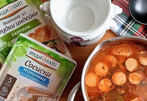 1. Этап. Солянка День 1 января: Время пришло есть солянку. Проснулись, встали, пошли к холодильнику, увидели кастрюлю с солянкой и обрадовались! Разлили её по горшочкам и поставили в духовку, выставив время 20 минут и Т-200 С. Если нет сил терпеть, то можно солянку в горшочках разогреть в СВЧ, выставив время 2 минуты и мощность 800.