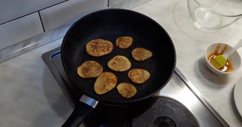 1. Этап. Вкусный салат с грушами и мясом: 1. Нарежьте груши тонкими пластинками (без кожуры). Груши на оливковом масле (или подсолнечном) на среднем огне доведите до прозрачности (1 минута), переверните и смажьте груши соусом чили. Обжарьте с обеих сторон до карамелизации.