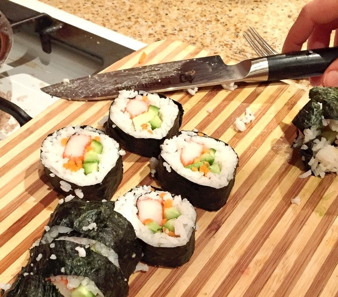 1. Этап. Роллы простые: 5. Очень острым ножом разрежьте каждый ролл на 6-8 частей.