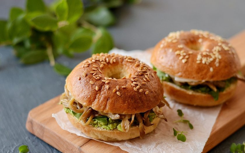 1. Этап. Бейгл с грибами и авокадо: Бейглы с грибами и авокадо готовы, приятного аппетита!