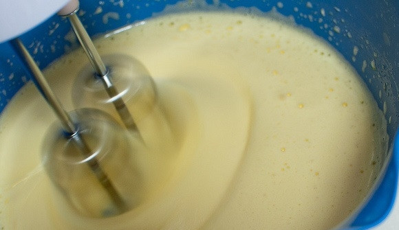 1. Этап. Простой шоколадный бисквит: 5. Взбейте смесь с помощью электрического миксера до образования пушистой массы, оно должна увеличится в объеме.