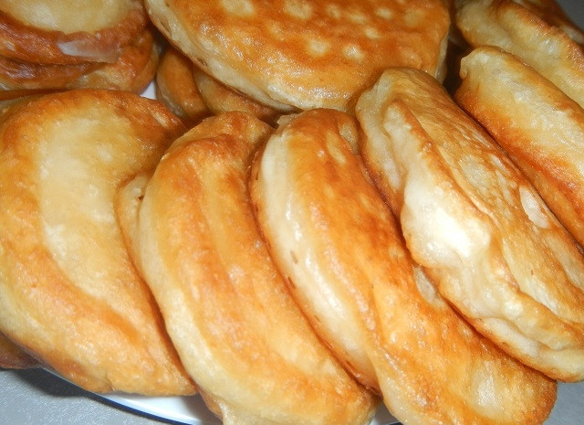 1. Этап. Оладьи на простокваше: Я много масла не подливаю, чтобы оладьи не были сильно жирными.