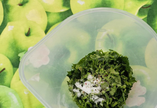 1. Этап. Луковый соус с петрушкой: Влить растительное масло и сок лимонный. Всыпать соль и свежемолотый чёрный перец.