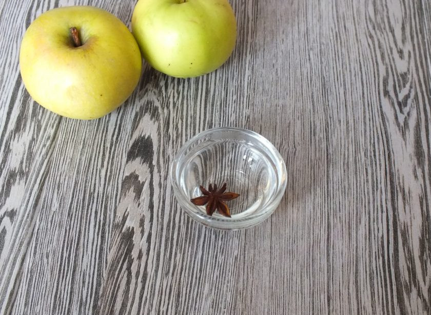 1. Этап. Чай из боярышника: Вскипятите воду. Звездочку бадьяна хорошо промойте и залейте кипятком.