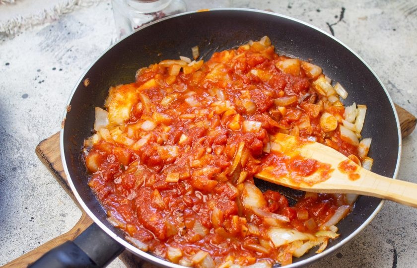 1. Этап. Запеканка из баклажанов по-гречески: Добавьте томатный соус и тушите несколько минут. Приправьте по вкусу.