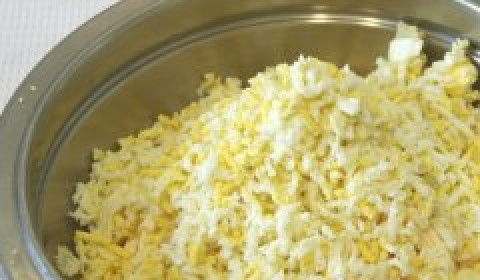 1. Этап. Сыр с чесноком и майонезом: Яйца отварить вкрутую. Остудить, очистить и продавить через чесночницу к сыркам.