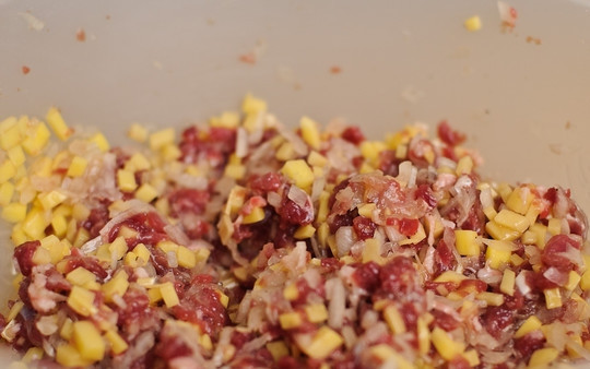 1. Этап. Мясной пирог с картофелем: Всё перемешайте, добавьте специй.