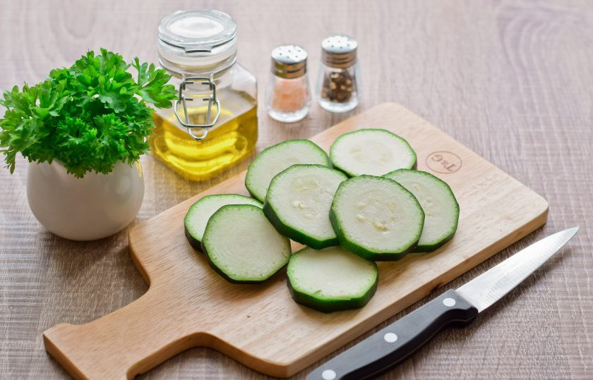 1. Этап. Теплый салат с грудкой и кабачком: Кабачок ополосните и нарежьте кружочками.