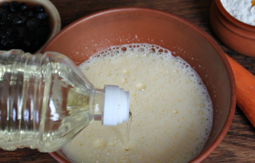 1. Этап. Морковные кексы с изюмом: Далее наливаем подсолнечное масло и продолжаем взбивать.