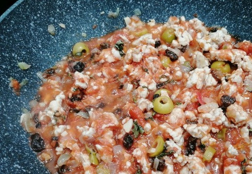 1. Этап. Пикадильо: Смешать с протертыми помидорами и базиликом. Я использовала готовые мелконарезанные томаты Polpa ТМ Mutti. Можно заменить на др. фирму или на томатную пасту, или измельченные томаты в собственном соку. При этом надо понимать, что паста и томаты в собственном соку дадут другой вкус. И по весу их надо брать меньше, разбавляя горячей водой.