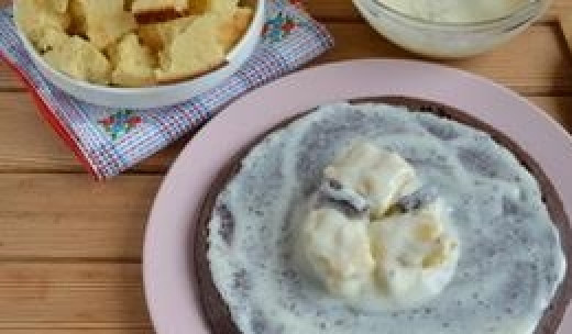 1. Этап. Торт Ванька кучерявый: 12. Приступите к сборке тортика. С шоколадного бисквита срежьте верх, основу смажьте щедро сметанным кремом. Окунайте кусочки белого и шоколадного бисквита в крем и выкладывайте горкой.