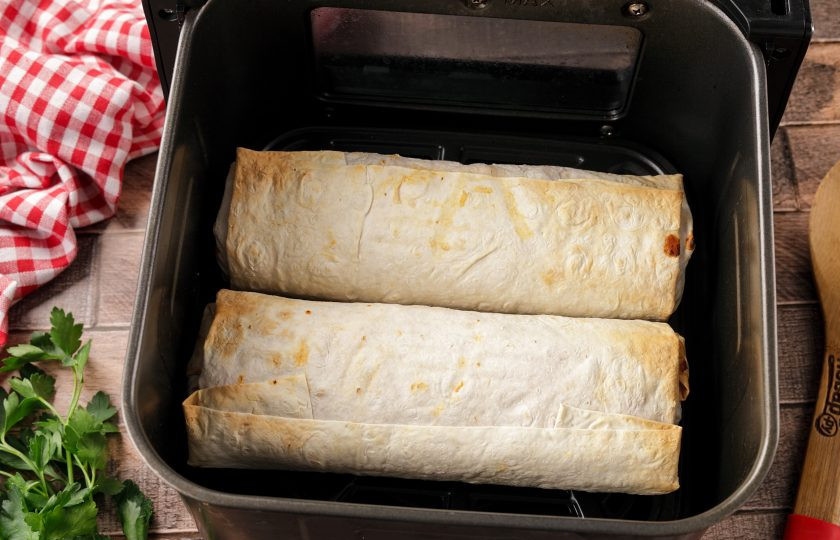 1. Этап. Шаурма в аэрогриле: Если необходимо подрумянить вторую сторону, аккуратно переверните и готовьте ещё пару минут.