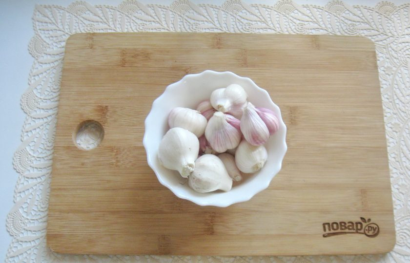 1. Этап. Маринованный чеснок со свеклой: Чеснок очистите от верхней шелухи. Берите мелкие или средние головки, чтобы хорошо входили в банку.