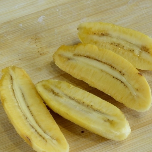 1. Этап. Банановый фостер: Бананы очистить и разрезать вдоль пополам.