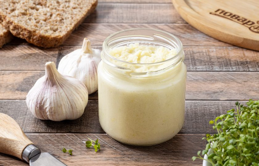 1. Этап. Икра из чеснока на зиму: Переложите получившуюся икру в чистую стерилизованную баночку. Икра из чеснока на зиму готова!