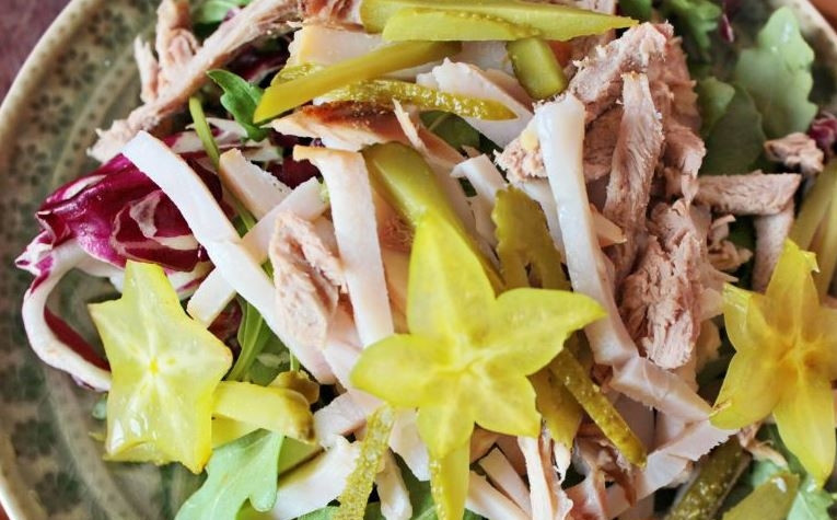 1. Этап. Фруктово-овощной салат с индейкой: Рукколу вымойте и обсушите. Выложите ее на тарелку для подачи. Сверху положите кусочки индейки и утки, затем — карамболу и корнишоны. Полейте все оливковым маслом, посолите, поперчите, присыпьте копченой паприкой и украсьте листьями кресс-салата.