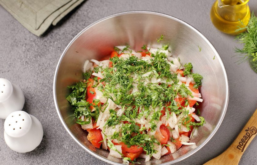 1. Этап. Салат Армения: Укроп и кинзу промойте, обсушите и порубите ножом. Добавьте к овощам измельчённую зелень, оливковое масло, яблочный уксус, соль и молотый перец по вкусу.