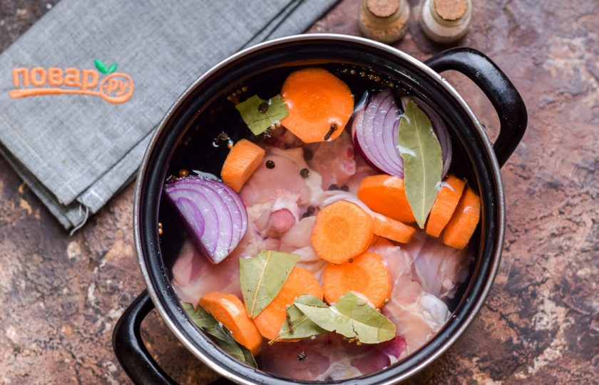 1. Этап. Заливное из курицы на год Быка: Залейте в кастрюлю воду, чтобы она немного покрывала курицу, примерно на 2 см. Переставьте кастрюлю на огонь, доведите до кипения, обязательно снимите пенку.