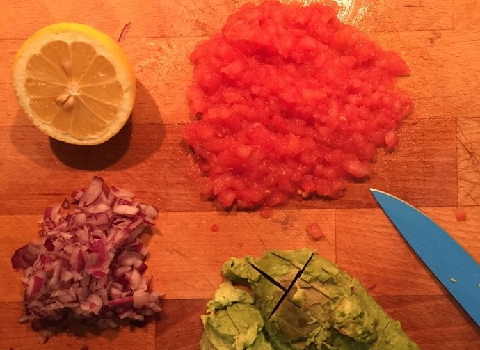 1. Этап. Гуакамоле по-домашнему: 3. Мелко нарежьте образовавшуюся мякоть из помидора, ¼ лука, достаньте мякоть из авокадо и нарежьте кусочками.