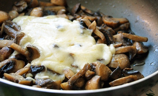 1. Этап. Шампиньоны в соусе Бешамель: 6. Готовый соус переложите к грибам.