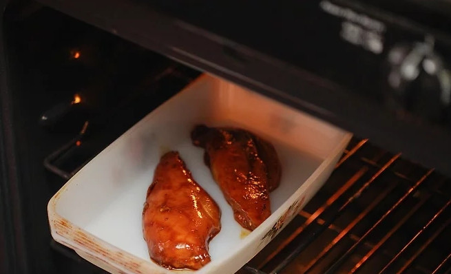 1. Этап. Грудинка куриная: Замаринованные грудки надо запечь при 180 градусах.