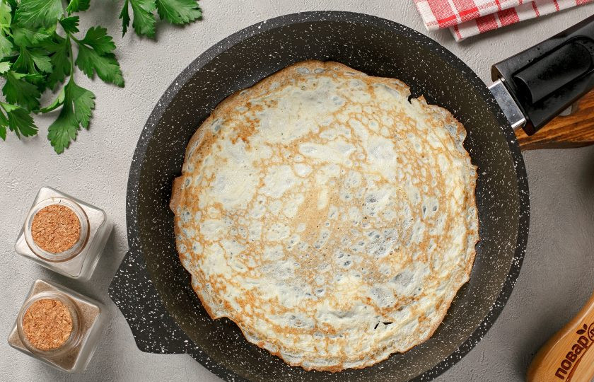 1. Этап. Яичные блинчики с крабовыми палочками и сыром: Разогрейте сковороду и смажьте маслом. Вылейте яичную массу и жарьте как обычные блины.