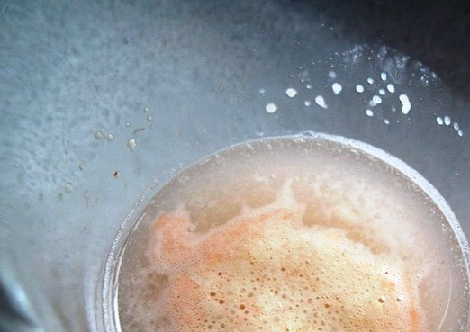 1. Этап. Клубнично-карамельный квас: Размешайте дрожжи в теплой сладкой воде и дождитесь появления пены.