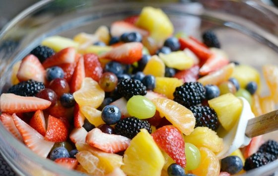 1. Этап. Фруктовый салат Радуга: 7. В салат добавьте заправку. Перемешайте и наслаждайтесь!