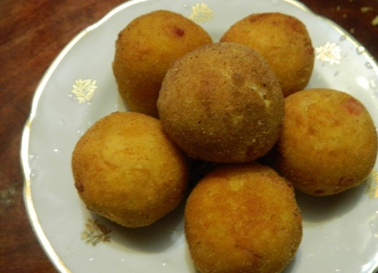 1. Этап. Картофельные шарики с ветчиной и сыром: 9. Выкладываем шарики на тарелку, пусть немного остынут, и подаем с любимым соусом.