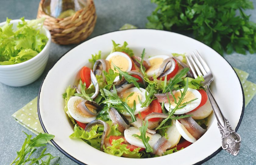 1. Этап. Салат с анчоусами и рукколой: Салат с анчоусами и рукколой готов. Приятного аппетита!