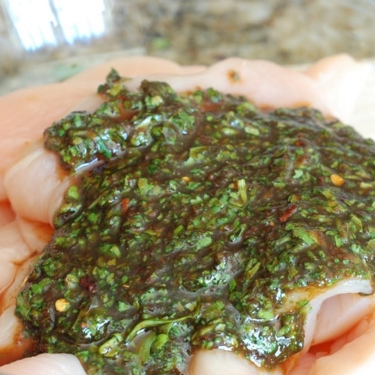 1. Этап. Закуска из курицы и свежих овощей: Получившимся маринадом заливаем курицу.