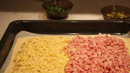 1. Этап. Рулет голландский: 3. Сыр можно натереть на терке или нарезать кубиками. Выложить тонким слоем сыр, а сверху - ветчину.