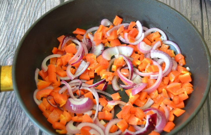 1. Этап. Фриттата по-испански: Добавьте к луку нарезанный кубиком болгарский перец.