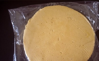 1. Этап. Песочное тесто для пирога с яблоками: 4. Полученного количества теста хватит на два открытых пирога или на один закрытый. Аккуратно разделите его пополам и раскатайте. Поместите сразу в форму или в полиэтиленовый пакет и уберите в холодильник минимум на полчаса. Лучше всего подержать его там около 2 часов. Вот и весь секрет, как приготовить песочное тесто для пирога с яблоками. Осталось дело за малым - подготовить начинку и наслаждаться результатом!