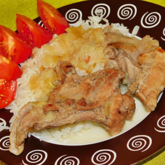 Кролик с яблоками и луком