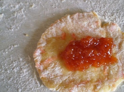 1. Этап. Печенье из моркови: Выкладываем в центр лепешки немного густого джема.