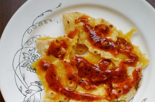 1. Этап. Искандер кебаб: Томите соус на сковороде, помешивая, пару минут. Потом нарвите питу руками. Уложите её на тарелку для подачи и полейте соусом.