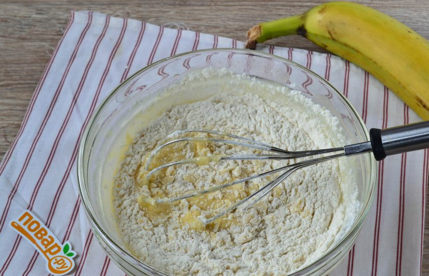 1. Этап. Блинный торт с грецкими орехами и бананами: 4. Затем всыпьте всю муку и хорошенько размешайте венчиком, чтобы получилась густая однородная масса.