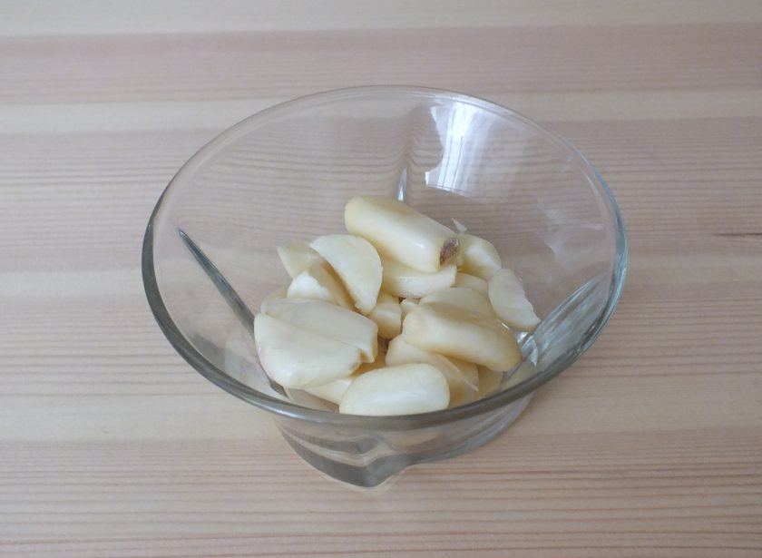 1. Этап. Буженина в рукаве в мультиварке: Подготовьте чеснок. Очистите и разрежьте каждый зубчик на 3 части.