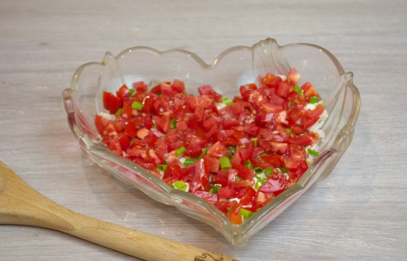 1. Этап. Салат Петушок с курицей и помидорами: Свежие помидоры нарежьте кубиками и выложите следующим слоем.