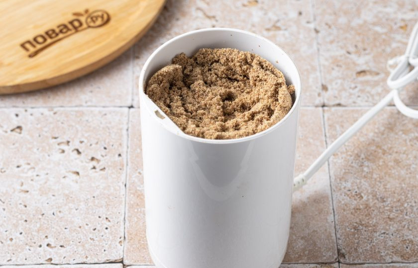 1. Этап. Каша льняная на воде: Льняные семечки измельчите в кофемолке.