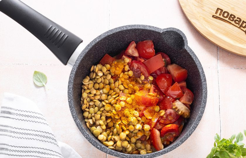 1. Этап. Суп с чечевицей: Добавьте промытую чечевицу и порезанные кубиками помидоры. Посолите и поперчите, приправьте гарам масалой.