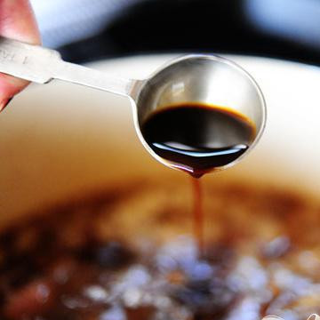 1. Этап. Тушеная говядина с пивом и паприкой: Добавьте, около 1 ст.л. Вустерширского соуса. И немного томатной пасты.