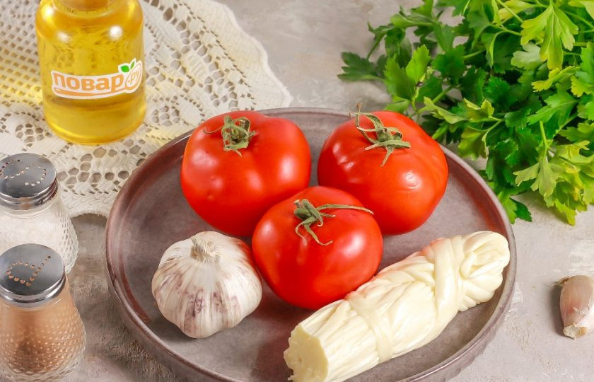 1. Этап. Помидоры запечённые с сыром сулугуни и чесноком: Подготовьте указанные ингредиенты. Сыр можно приобрести рассольный, в виде косички или копченый.