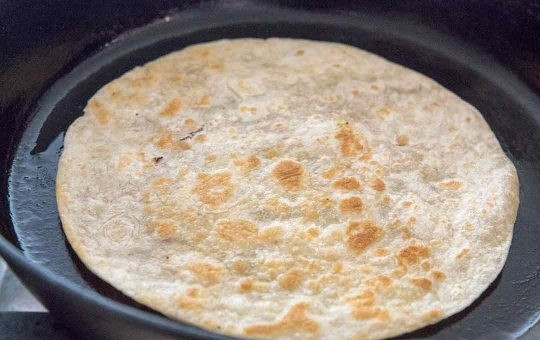 1. Этап. Закуска с креветками: 3. Протрите сковороду бумажными салфетками и обжарьте лепешки по 1 штуке, чтобы образовалась корочка.